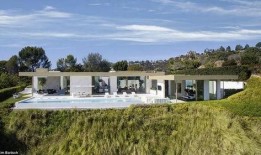 别墅通两界摆摊的我赚了亿点点,别墅通两界，我赚了亿点点